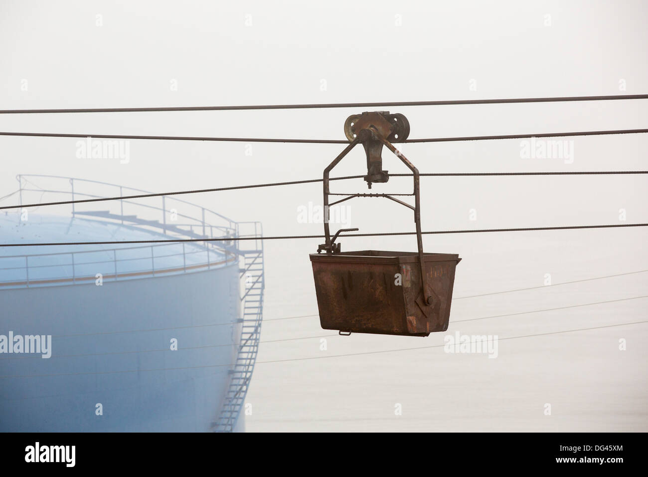 Un abbandono del carbone trasporto sistema di sollevamento che ha preso il carbone da miniere vicino al porto di Longyearbyen su Spitsbergen Foto Stock