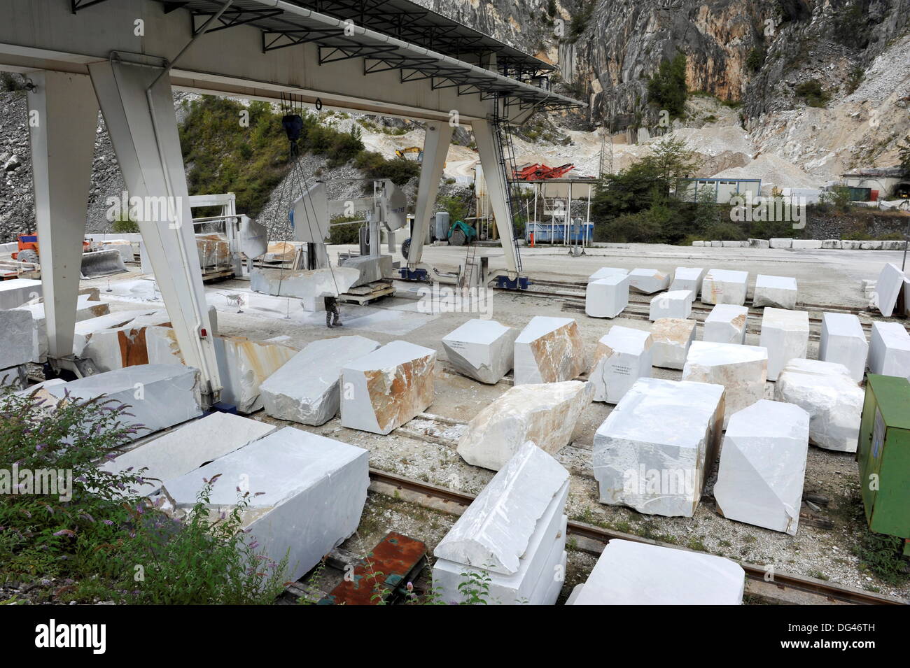 Vista su un deposito di marmo bianco-blocchi nei pressi di una cava nella città italiana di Carrara, il 12 settembre 2013. Il Carrara-Marble bianco è uno dei più famosi marmi del mondo. Foto Stock