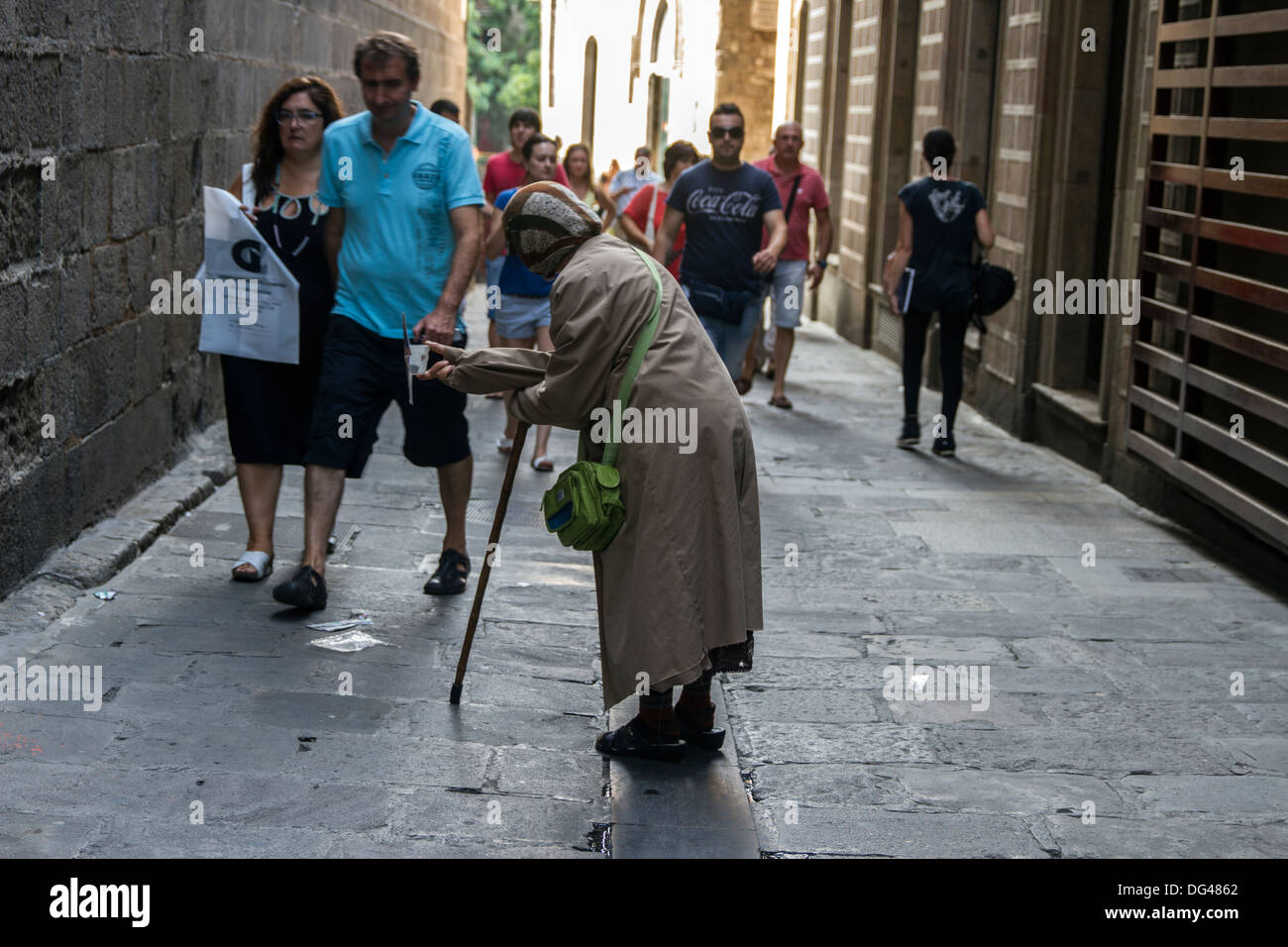 Senzatetto lady per l'accattonaggio denaro Foto Stock