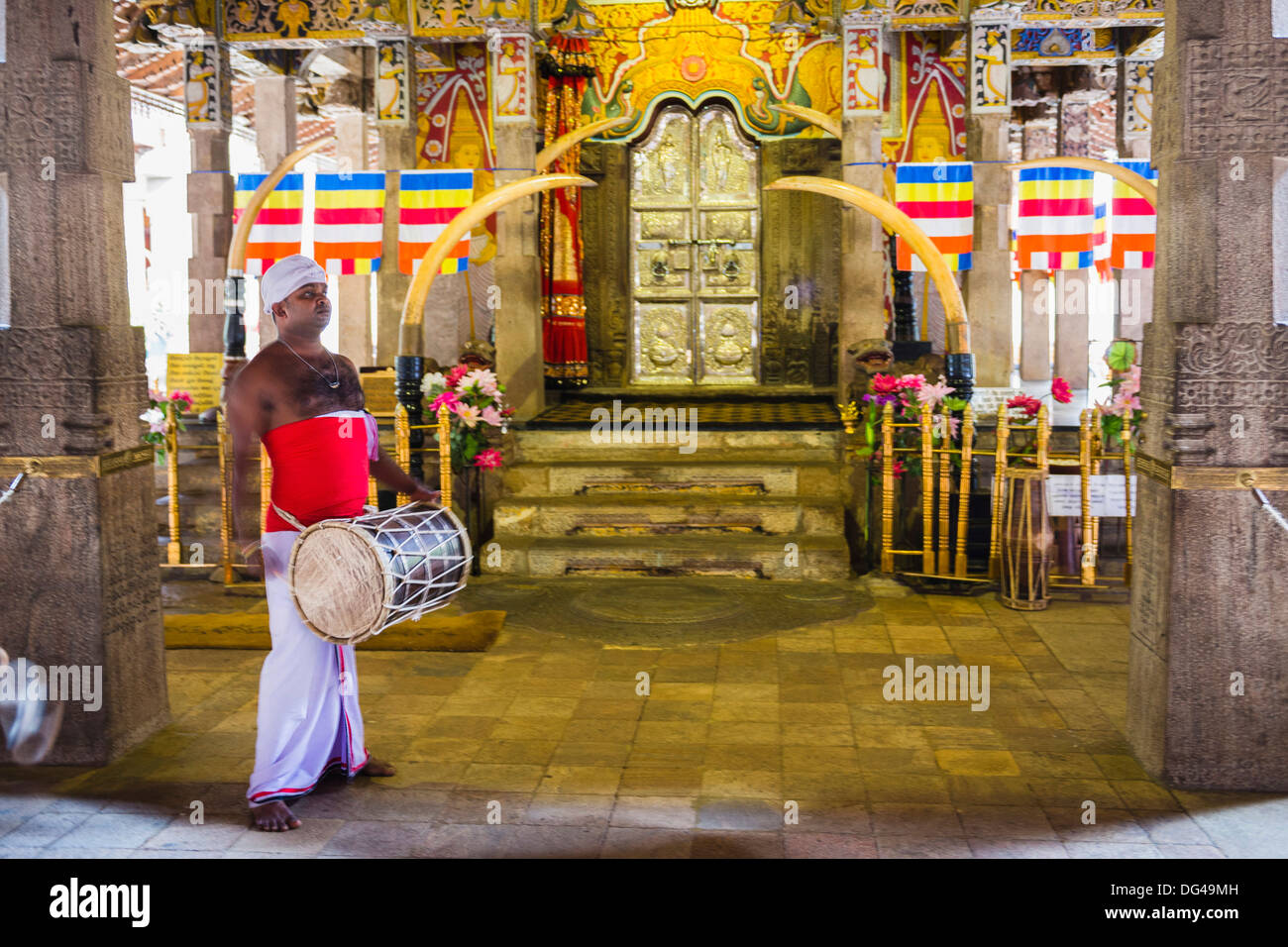 Il batterista drumming al Tempio del Sacro Dente reliquia (Tempio del dente) (Sri Dalada Maligawa), Kandy, Sri Lanka, Asia Foto Stock