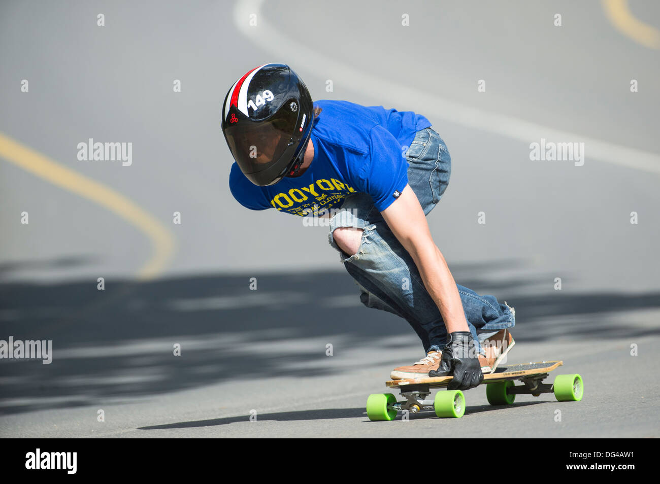 Skateboard longboard, cessione di formazione su strada pubblica, in discesa Foto Stock