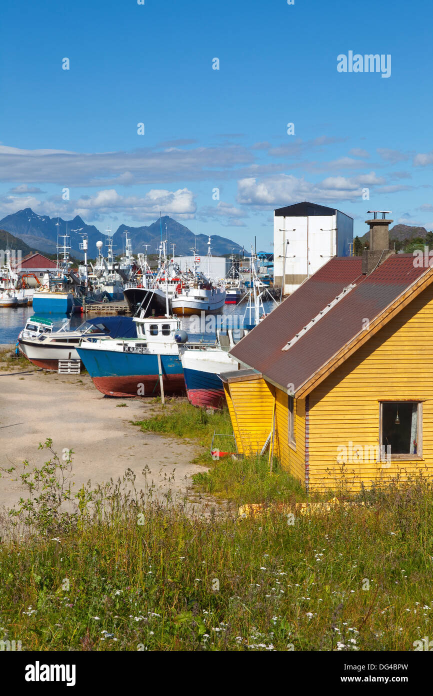 La città di spedizione di Ballstad, Vestvagoy, Isole Lofoten, Nordland, Norvegia, Scandinavia, Europa Foto Stock