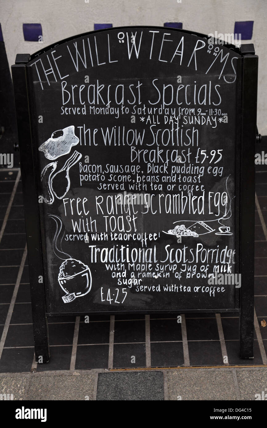 L'ex Willow Tea Rooms Breakfast Menu lavagna in gesso, Regno Unito Foto Stock