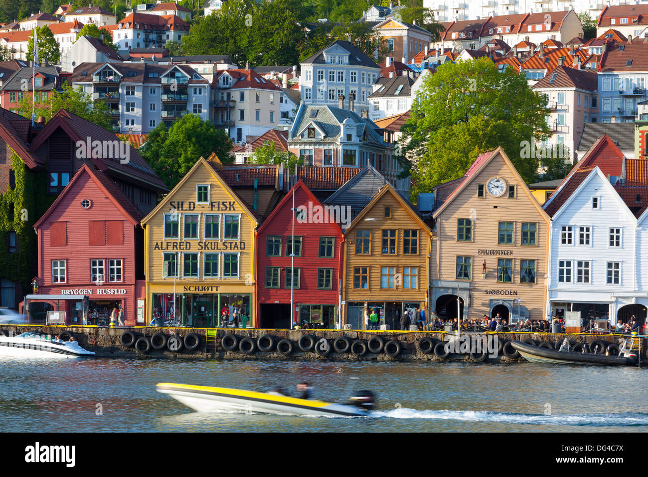 Magazzini di pesca nel quartiere di Bryggen, Sito Patrimonio Mondiale dell'UNESCO, Bergen Hordaland, Norvegia, Scandinavia, Europa Foto Stock