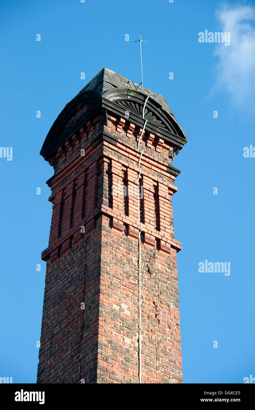 Vecchia Piazza tradizionali mattoni rossi torre camino factory Foto Stock