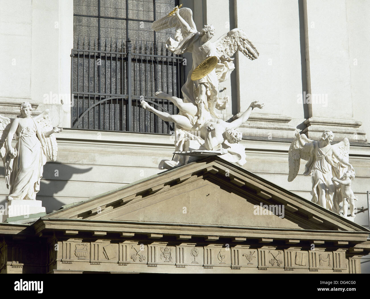 Austria. Vienna. San Michele è la Chiesa. Statua di San Michele Arcangelo, 1725, di Lorenzo Mattielli (1678/88-1748). Foto Stock