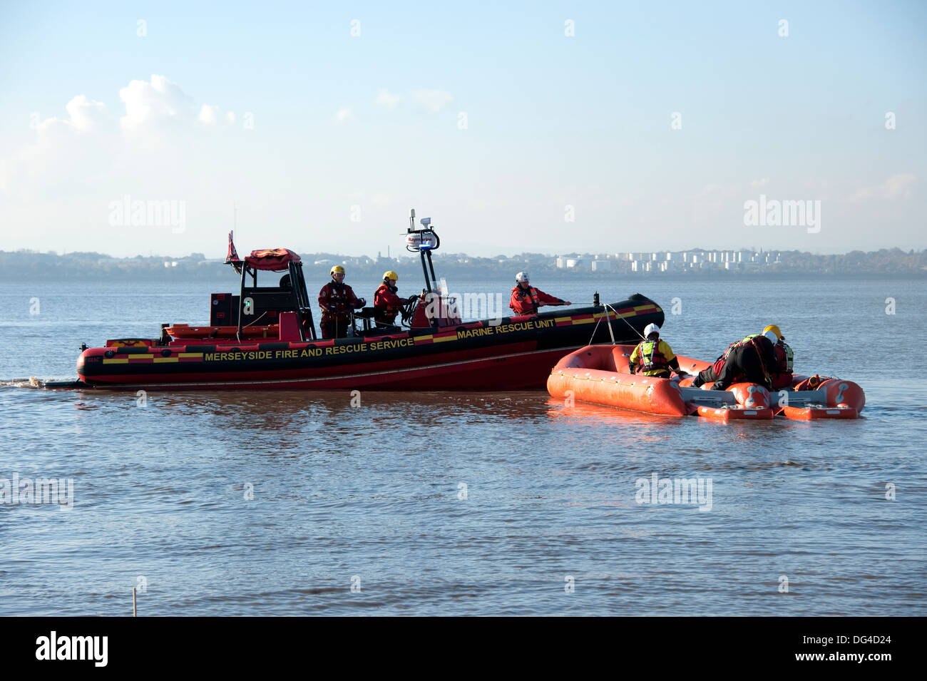 Fire & Rescue Service nervatura costiera di acqua in barca Foto Stock