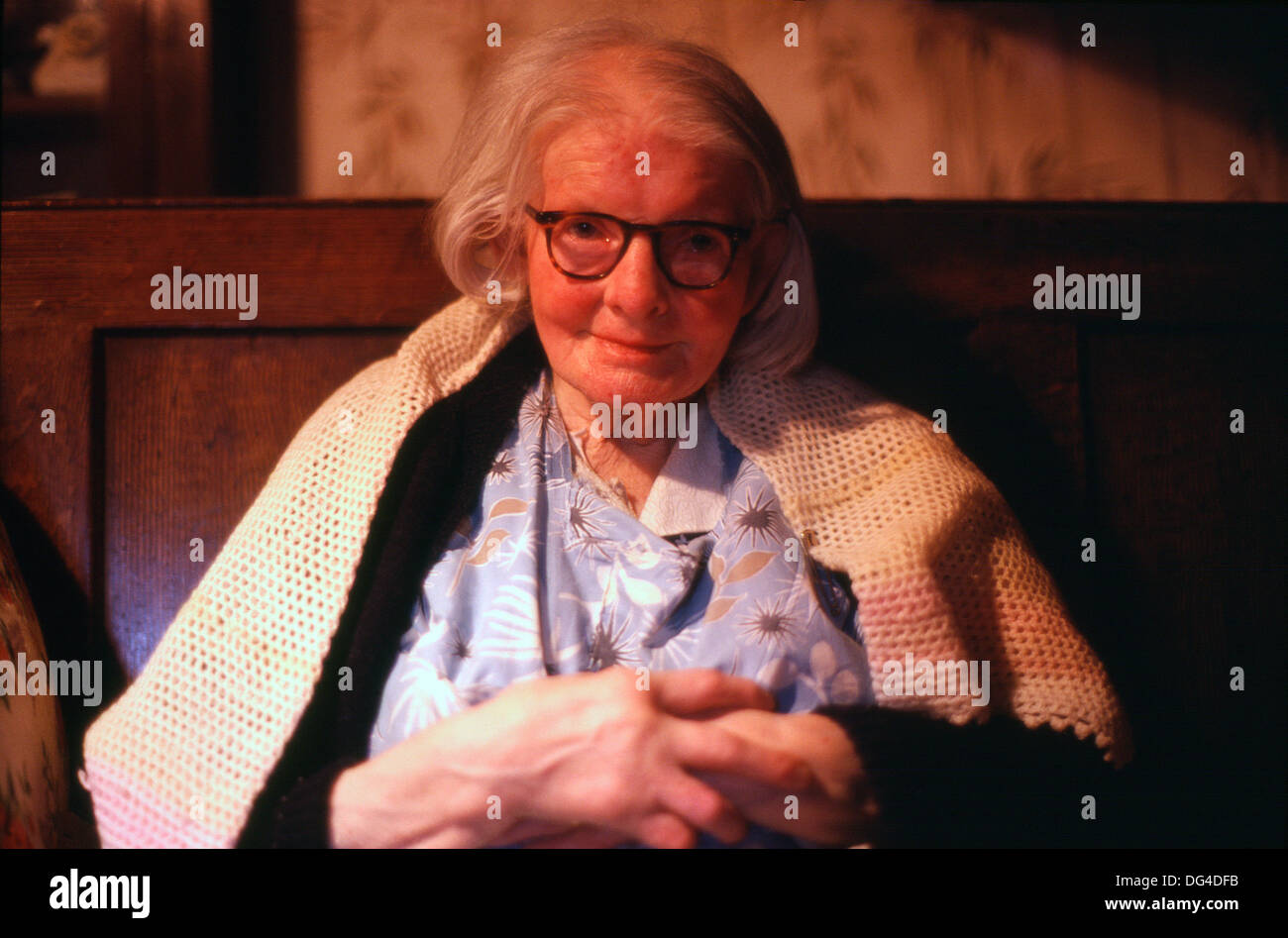 Una donna anziana mantenendo calda in uno scialle in pura lana Ceredition  Wales UK 1981 KATHY DEWITT Foto stock - Alamy