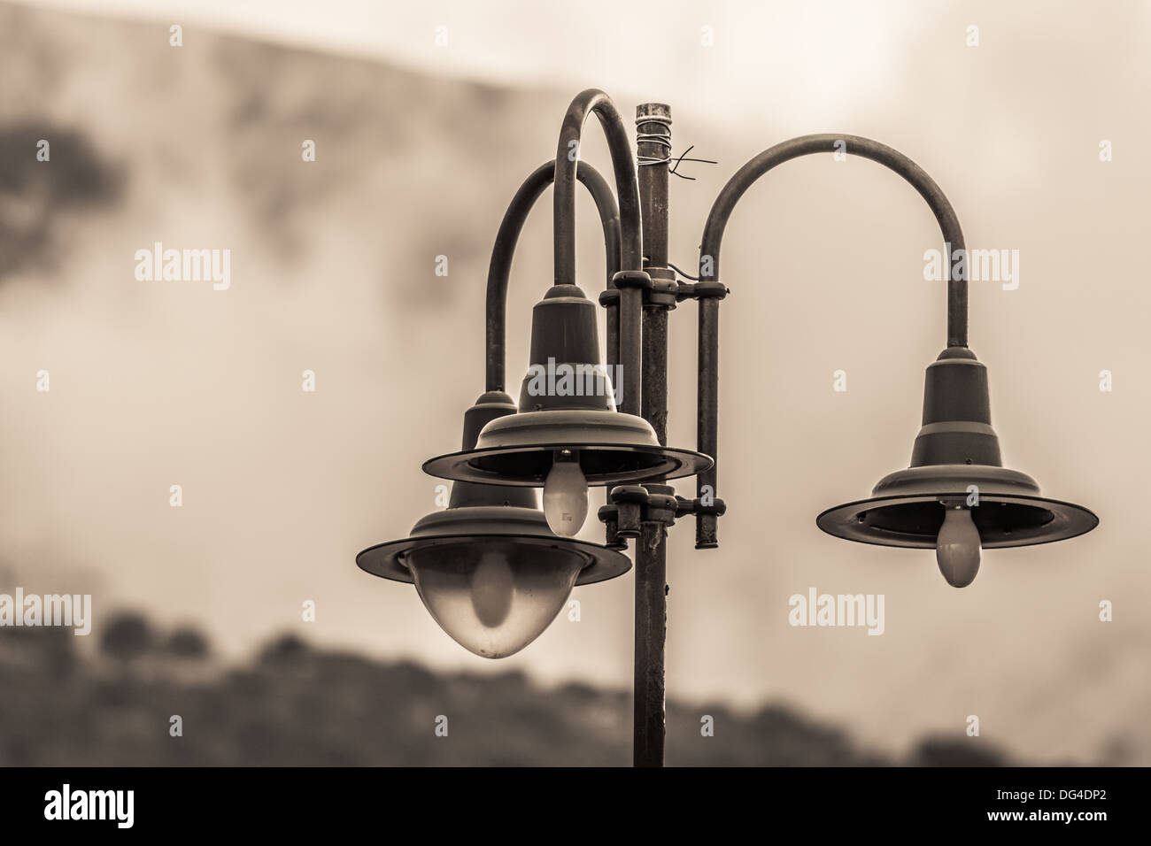 La vecchia strada illuminazione, rotture di lampione lampione, fari vecchi, di nebbia Foto Stock