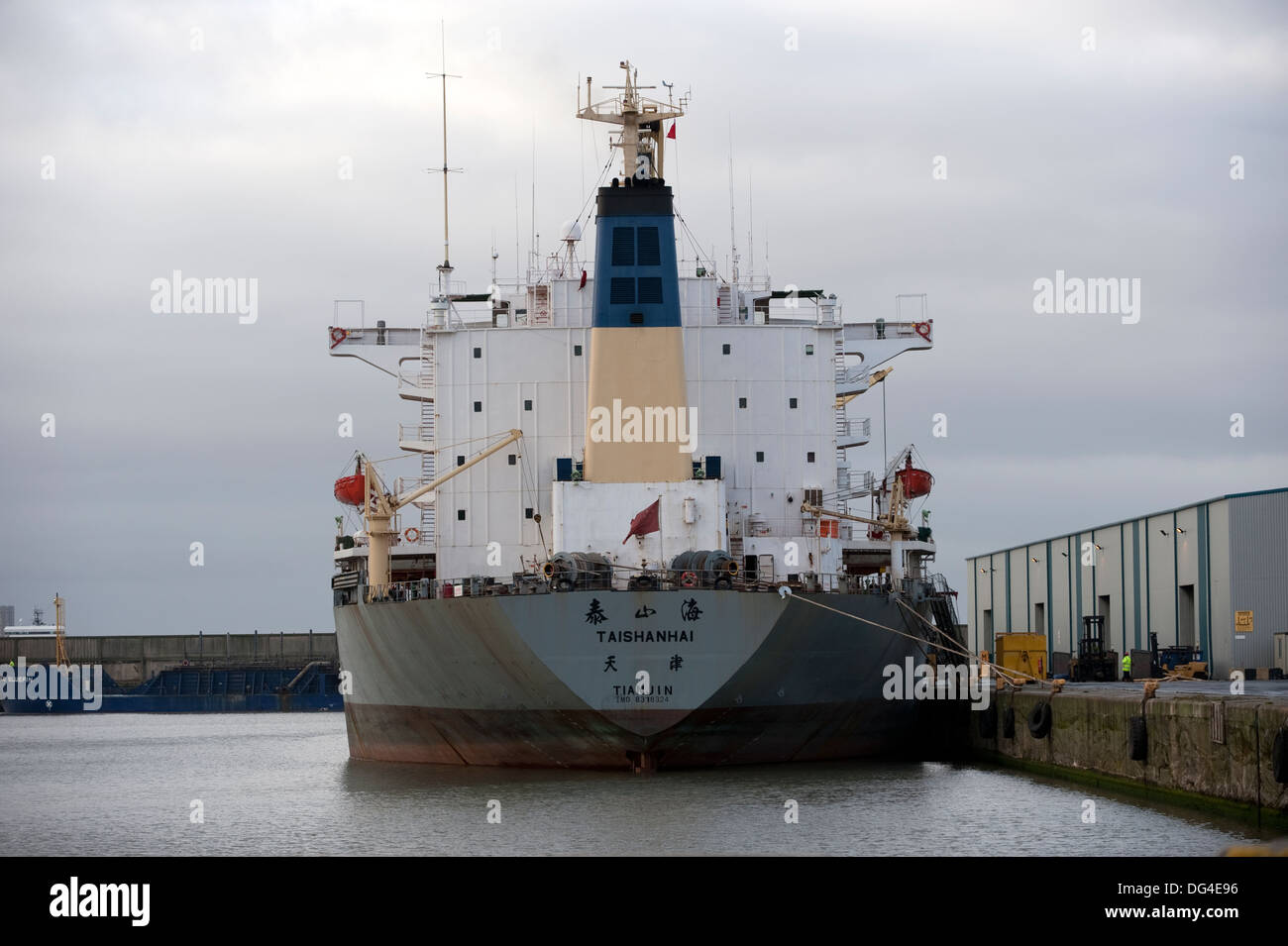 Contenitore Taishanhai lo scarico delle navi nel dock REGNO UNITO Foto Stock