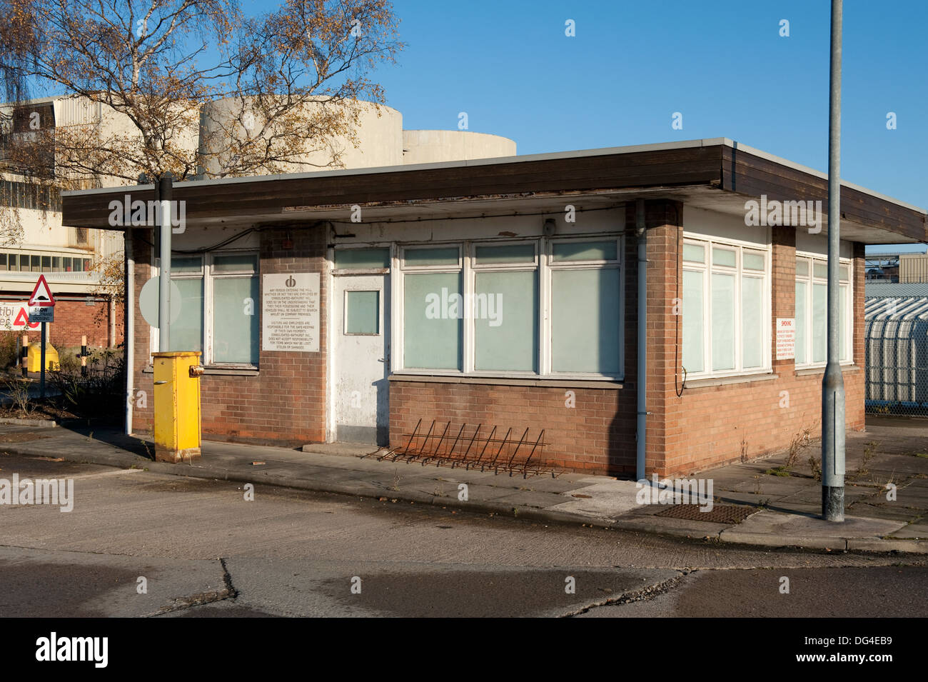 Factory Gatehouse cancello chiuso casa vuota Foto Stock