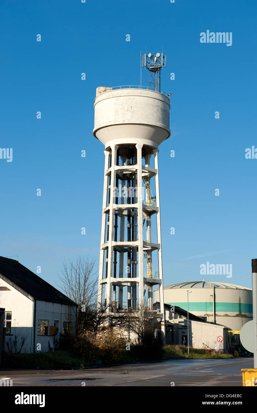 La fabbrica Cartiera di deposito di acqua del serbatoio a torre Foto Stock