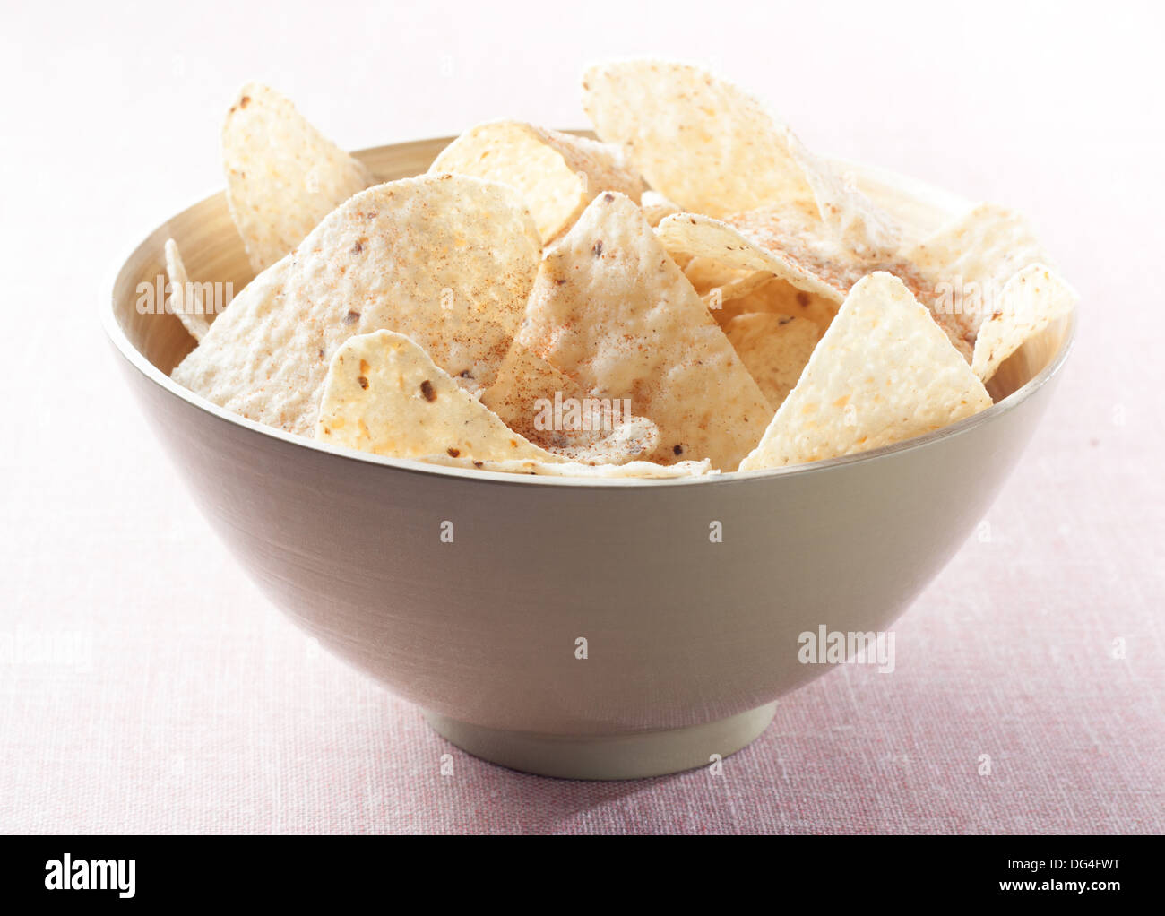 Ciotola di legno con nachos Foto Stock