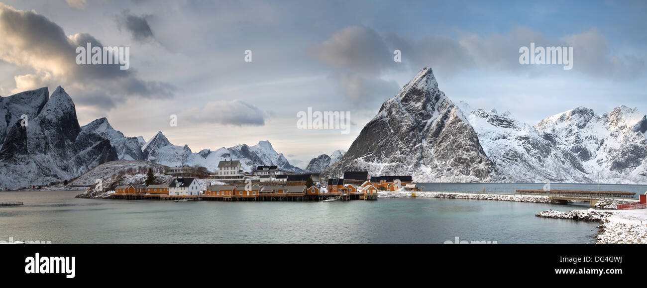 E Sacrisoy Olstind a metà inverno sulle Isole Lofoten in Norvegia. Foto Stock