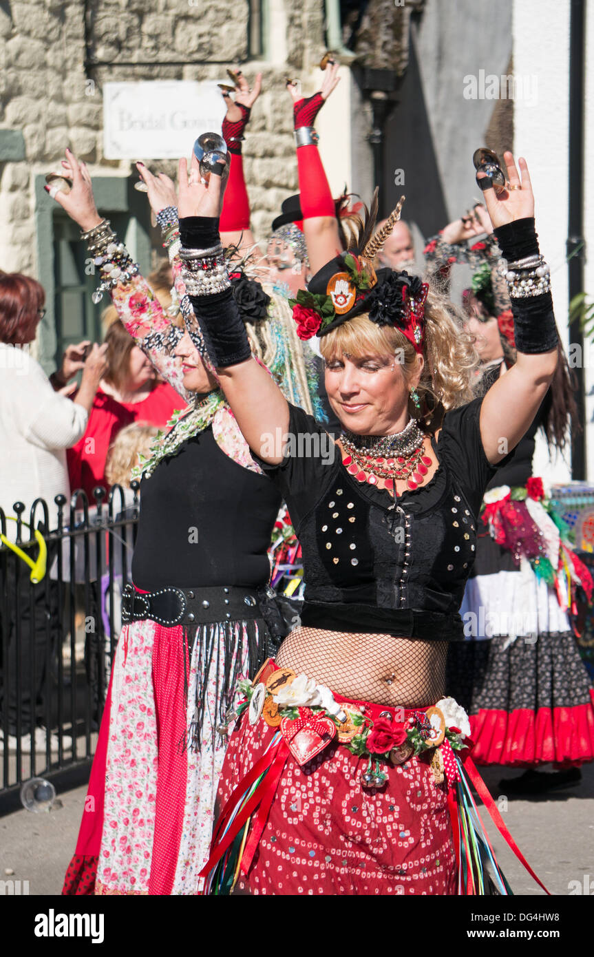 Quattro cento rosai tribale danzatrici del ventre a Otley Folk Festival 2013, Inghilterra, Regno Unito Foto Stock