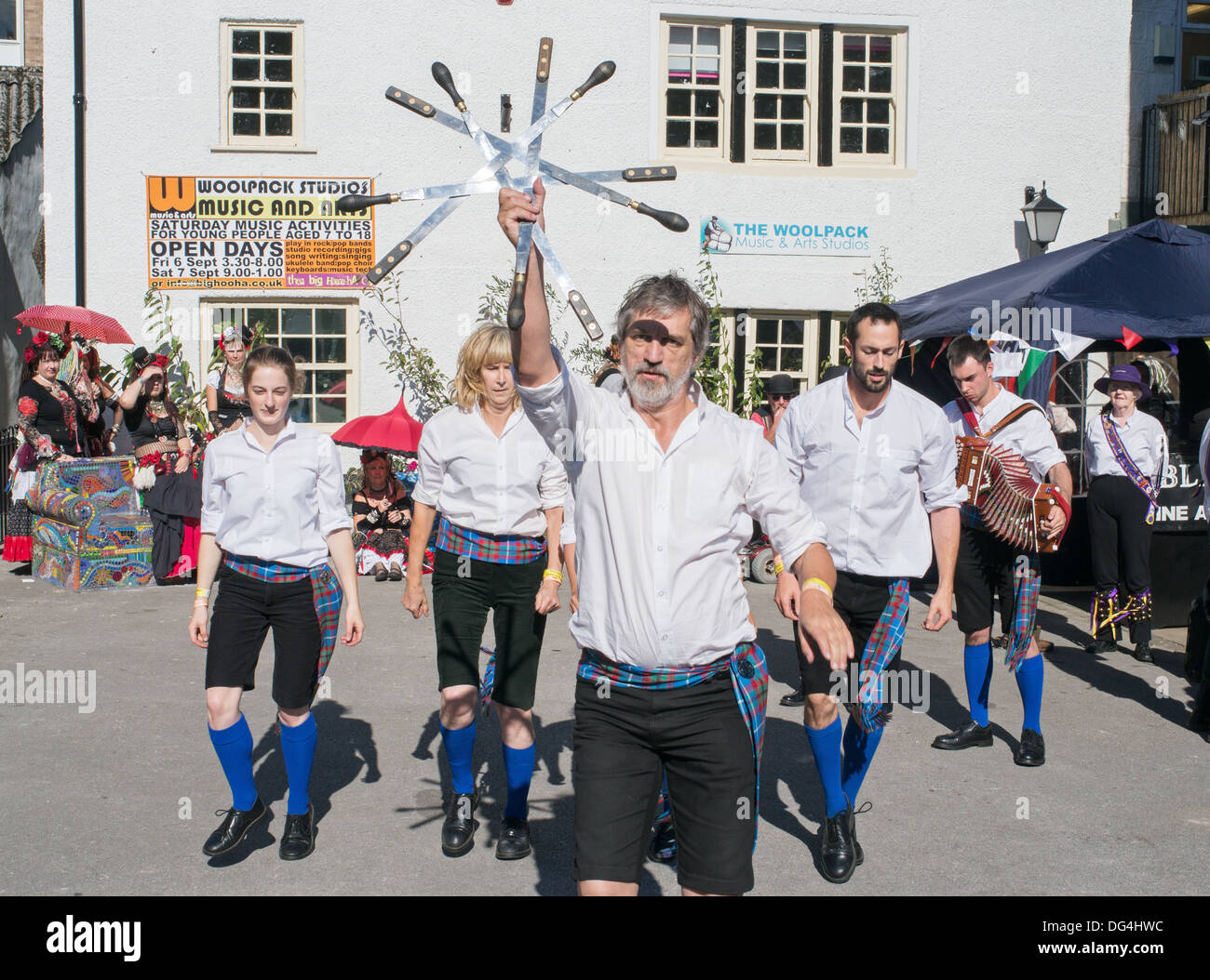 Il rapper o ballo di spada squadra presenti le spade in una serratura a Otley Folk Festival 2013, Inghilterra, Regno Unito Foto Stock
