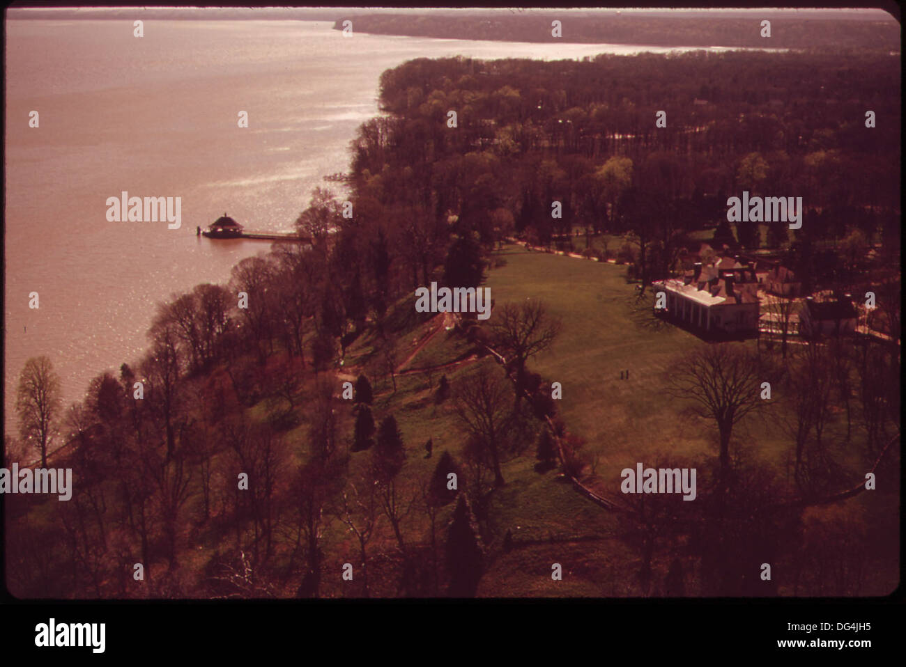 Una vista aerea di Mount Vernon, la dimora storica di George Washington, situata lungo il fiume Potomac in Virginia, che mostra la splendida posizione della tenuta vicino all'acqua. Foto Stock