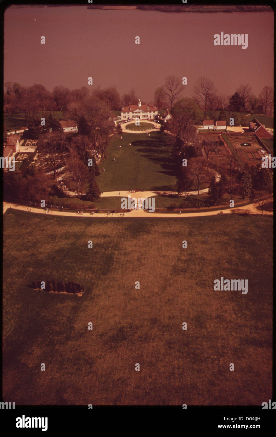 Questa vista aerea mostra Mount Vernon e il fiume Potomac in Virginia, offrendo uno sguardo panoramico sul paesaggio storico e la casa di George Washington. Foto Stock