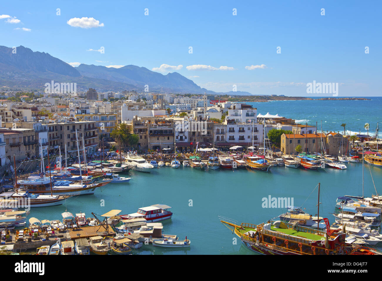 Vista panoramica del porto storico e la città vecchia di Kyrenia (Girne) sull'isola di Cipro, il 6 ottobre 2013. Foto Stock