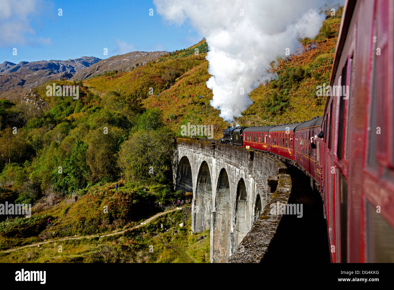 Giacobita treno a vapore che attraversa il viadotto Glenfinnan passeggeri vista, Lochaber, Scotland Regno Unito Foto Stock