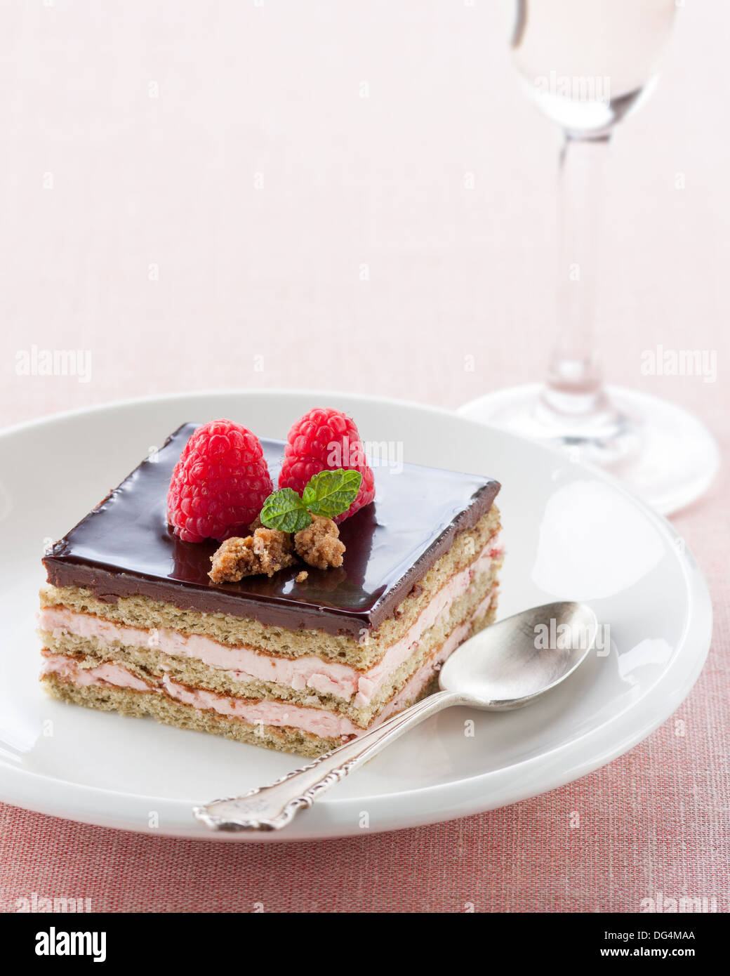 Porzione di cioccolato e la torta di fragole sul tavolo Foto Stock