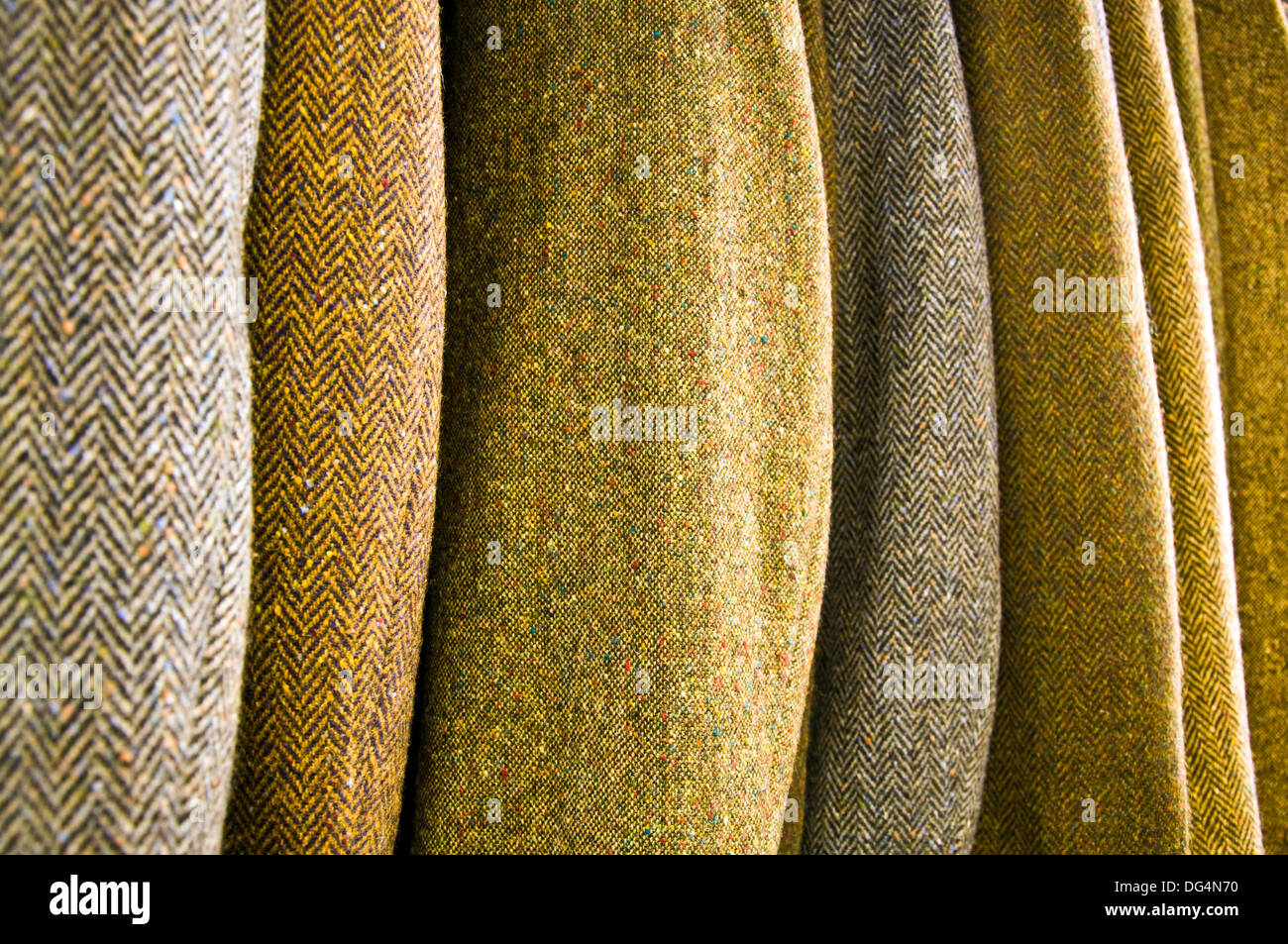 Tradizionale tessuta a mano tweed giacche in Eddie Doherty il tweed workshop a Ardara County Donegal Irlanda Foto Stock