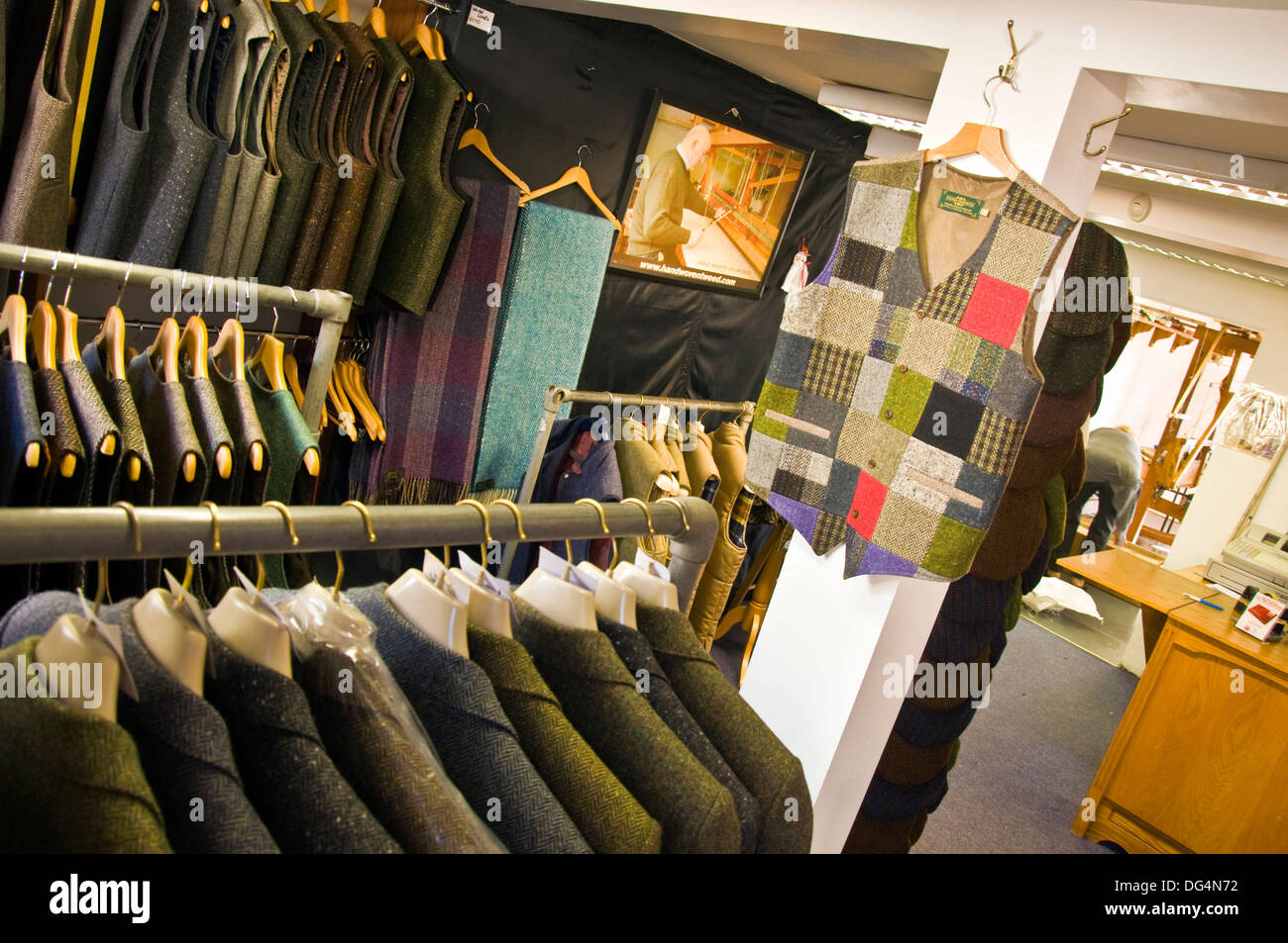 Tradizionale tessuta a mano tweed giacche in Eddie Doherty il tweed workshop a Ardara County Donegal Irlanda Foto Stock