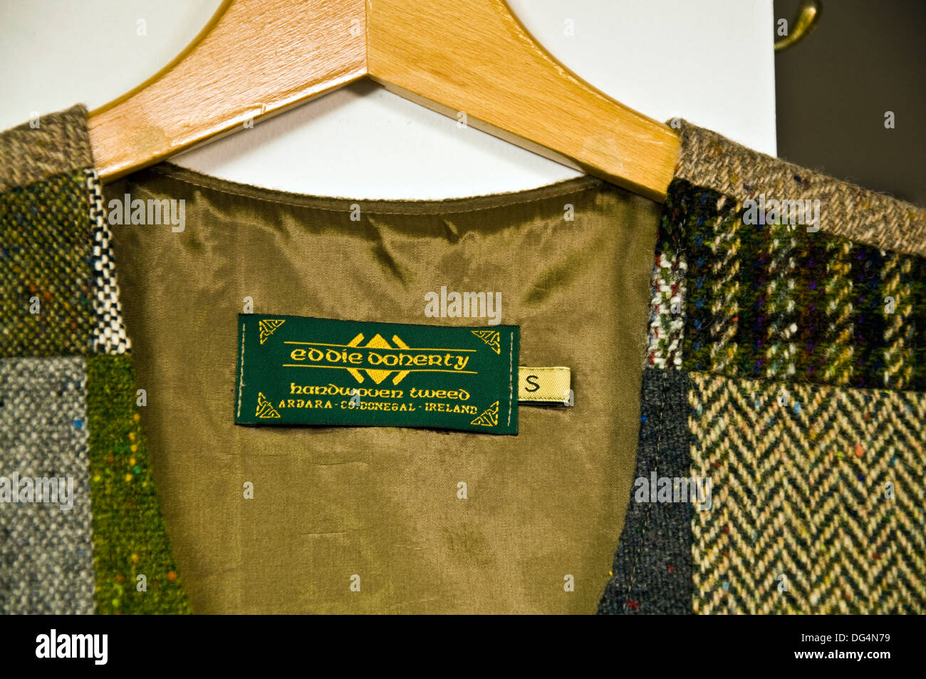 Tradizionale tessuta a mano tweed giacche in Eddie Doherty il tweed workshop a Ardara County Donegal Irlanda Foto Stock