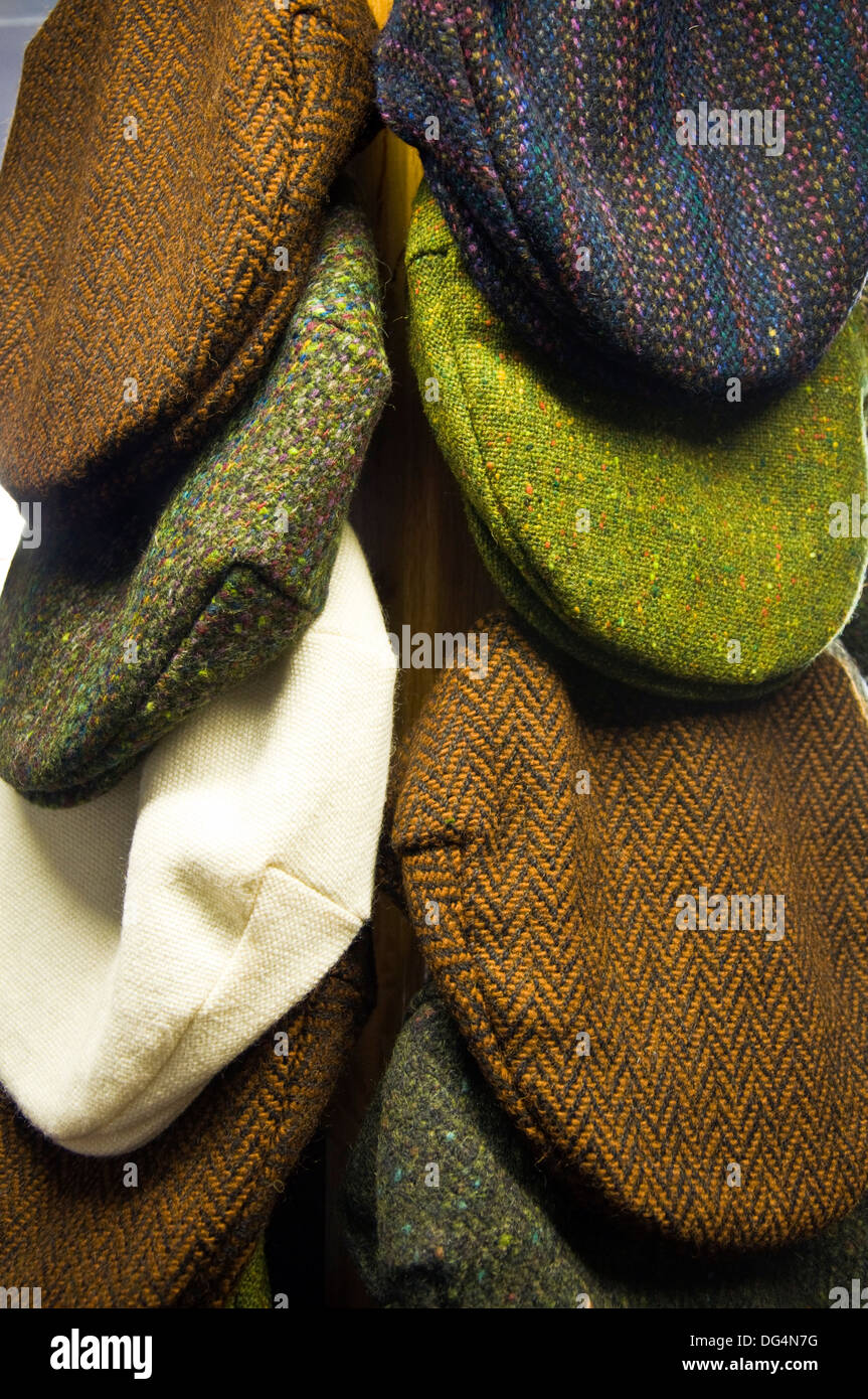 Tradizionale tessuta a mano cappelli Cappelli in Eddie Doherty il tweed workshop a Ardara County Donegal Irlanda Foto Stock