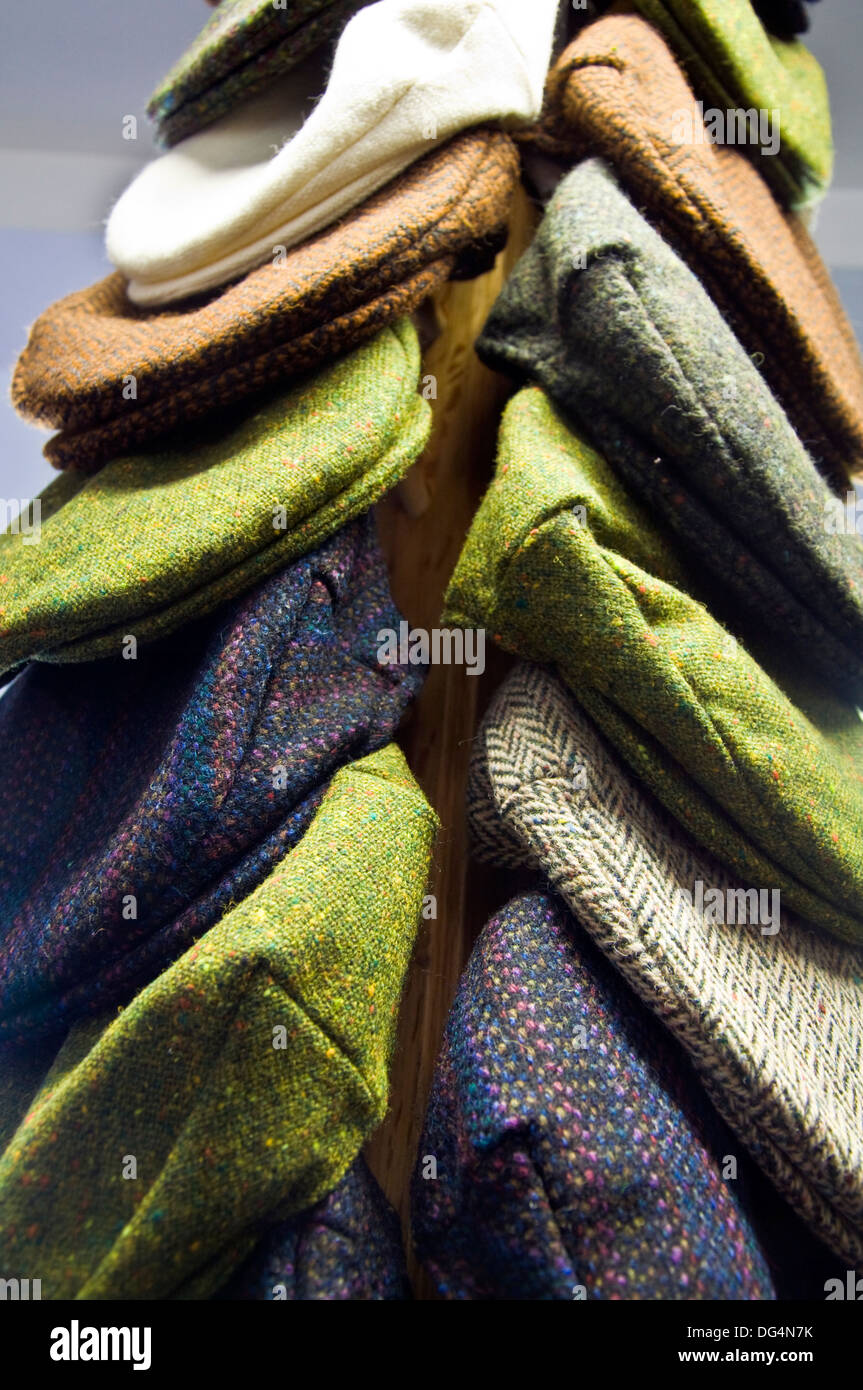 Tradizionale tessuta a mano cappelli Cappelli in Eddie Doherty il tweed workshop a Ardara County Donegal Irlanda Foto Stock