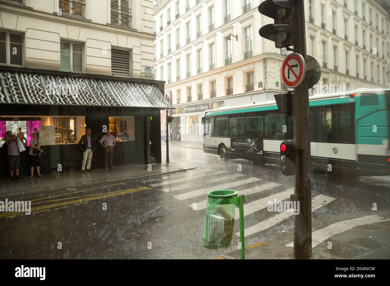 Un estate doccia a pioggia a Parigi, Francia Foto Stock