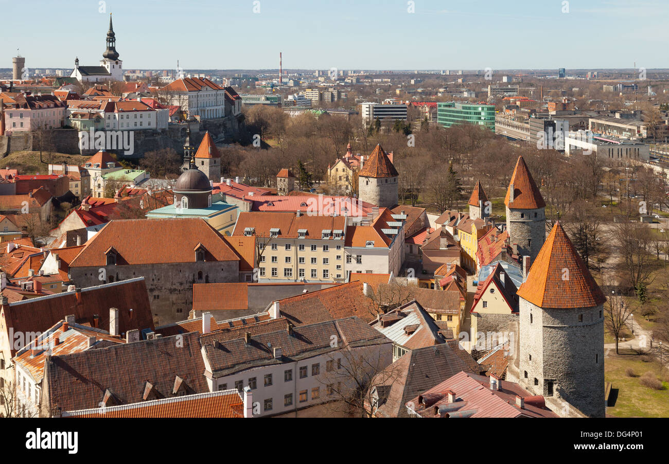 Vista aerea sulla fortezza vecchia di Tallinn, capitale dell'Estonia Foto Stock