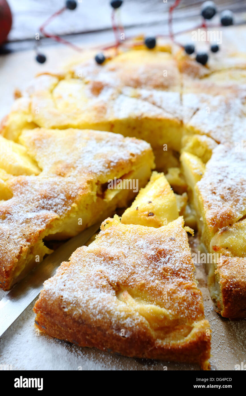 Aromatizzati la torta con fette di mela cotogna e, cibo close up Foto Stock