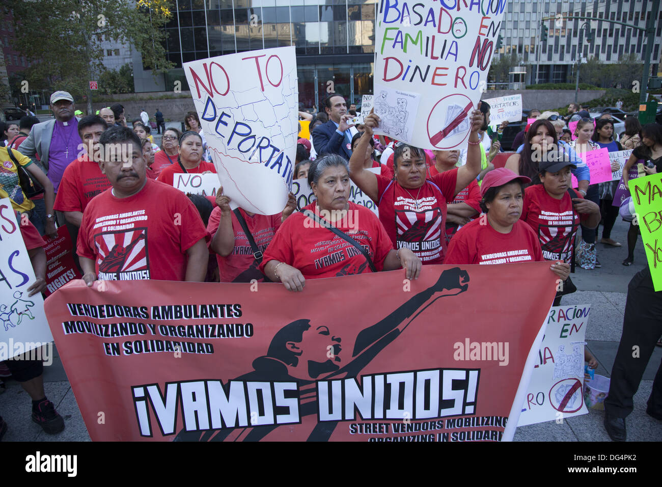 I diritti degli immigrati e di rally marzo da Foley Square attraverso il Ponte di Brooklyn per un equo trattamento di tutti i lavoratori. Foto Stock