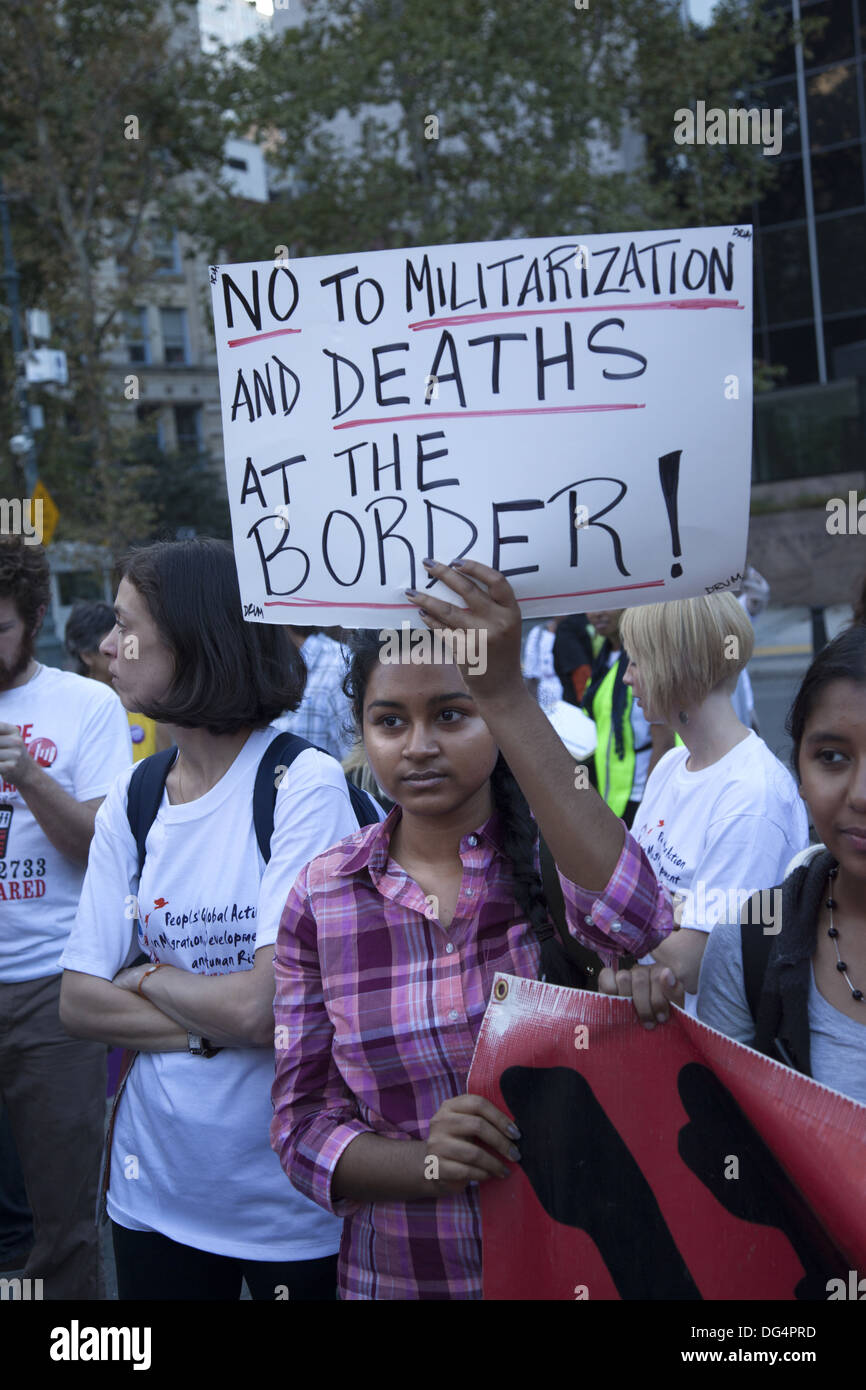 I diritti degli immigrati e di rally marzo da Foley Square attraverso il Ponte di Brooklyn per un equo trattamento di tutti i lavoratori. Foto Stock