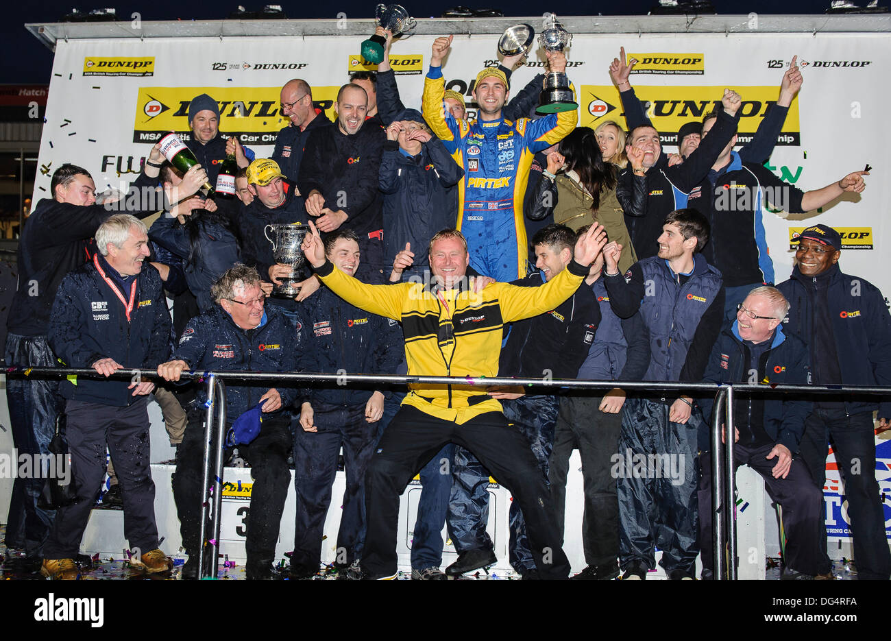 Brands Hatch, Kent, Regno Unito. Xiii oct, 2013. Il Team Racing Pirtek celebrare durante il giorno finale di Dunlop British Touring Car Championships dal tracciato di Brands Hatch. Credito: Azione Sport Plus/Alamy Live News Foto Stock