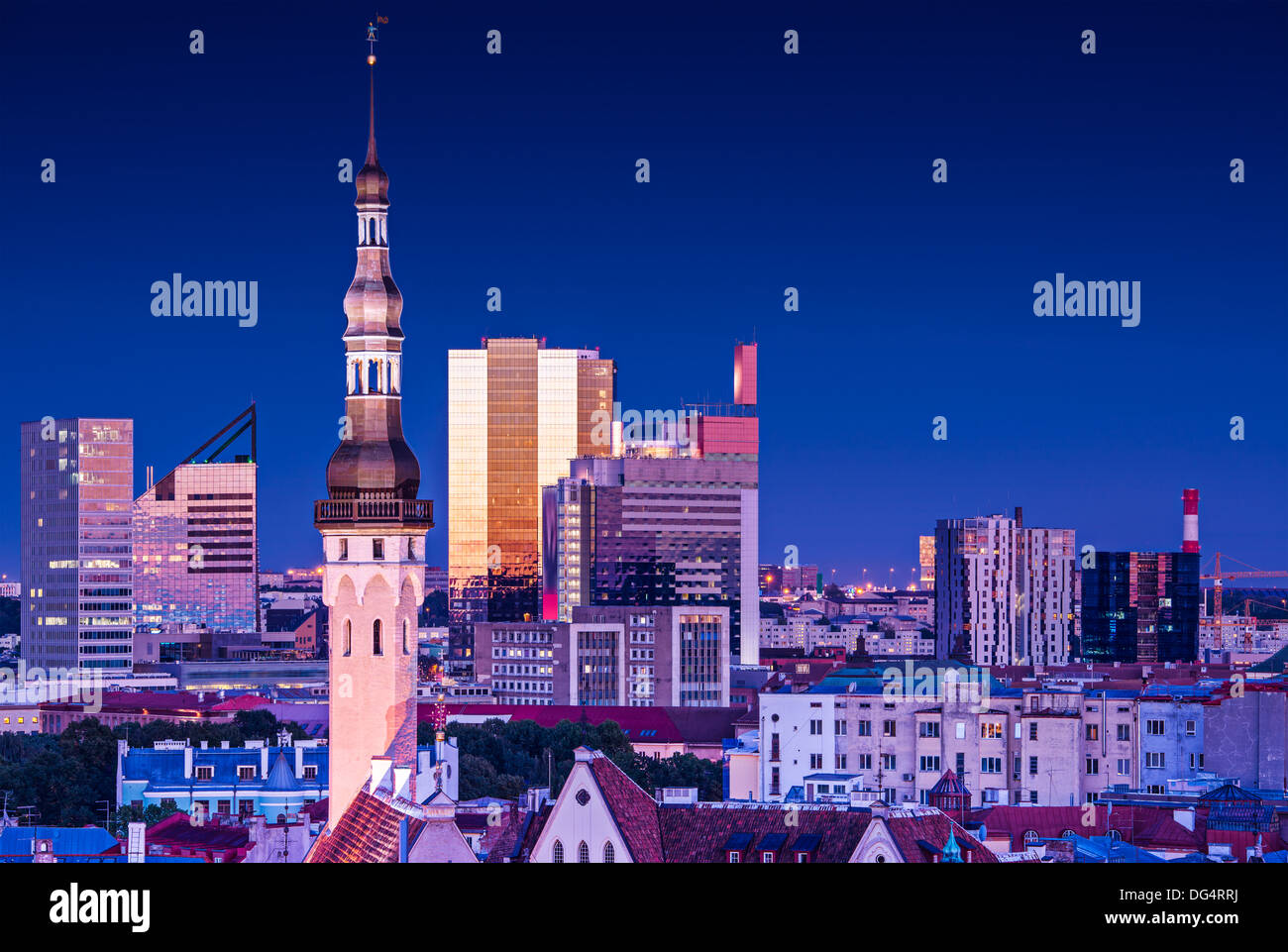 Skyline di Tallinn, Estonia al blue ora. Foto Stock