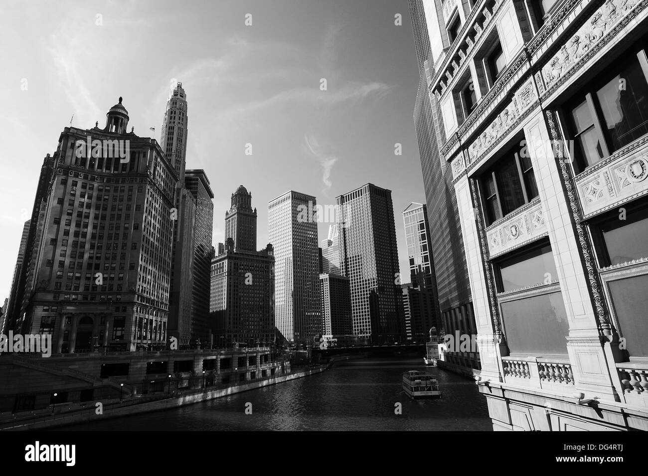 Architettura lungo il fiume Chicago, (Michigan) dove le crociere si svolgono quotidianamente. Cuore del centro cittadino di questa grande città Americana. Foto Stock