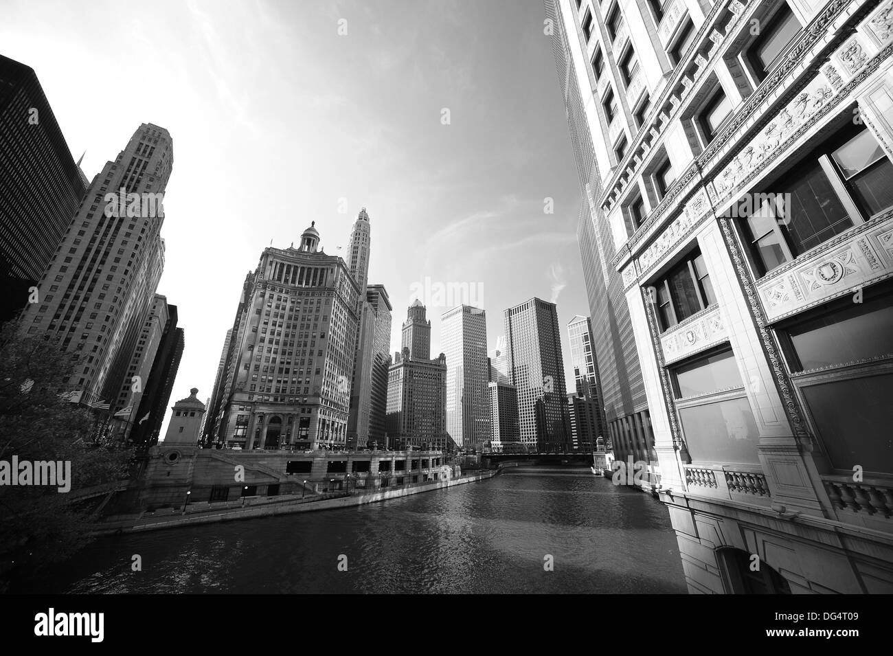 Architettura lungo il fiume Chicago, (Michigan) dove le crociere si svolgono quotidianamente. Cuore del centro cittadino di questa grande città Americana. Foto Stock