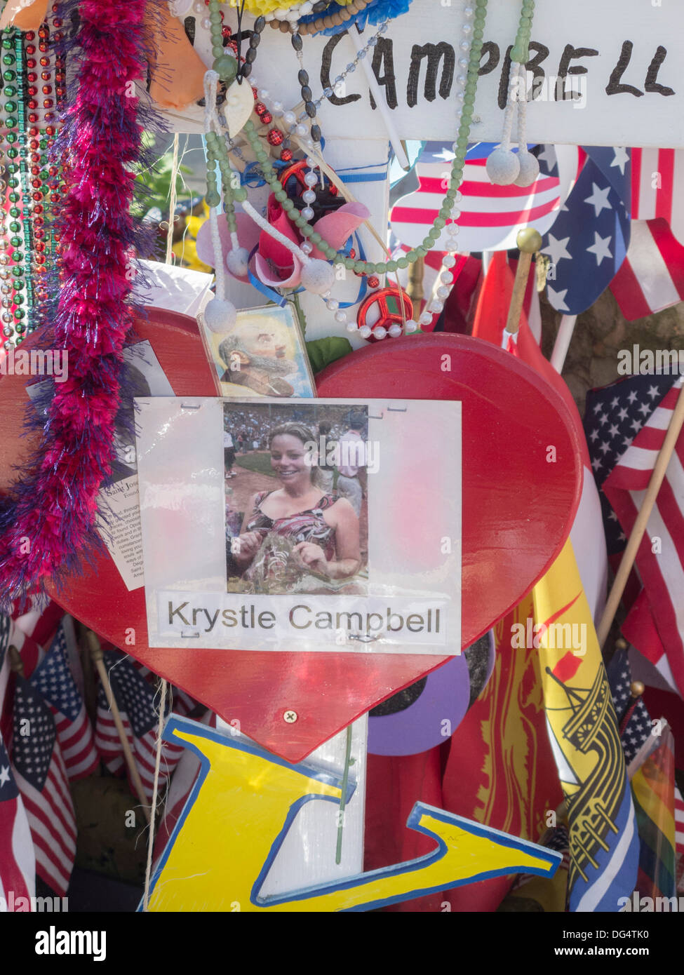 Non ufficiale di omaggio alla Maratona di Boston vittima di bombardamenti Krystle Campbell Foto Stock