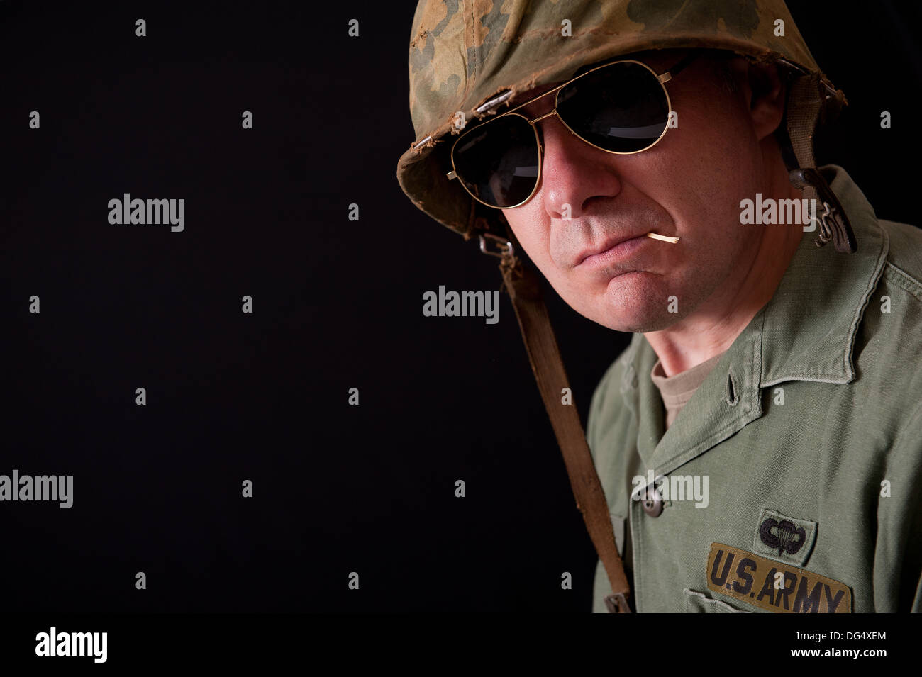 Ritratto di un soldato americano durante la Guerra del Vietnam periodo,  indossando occhiali da sole scuri e masticare su un matchstick Foto stock -  Alamy