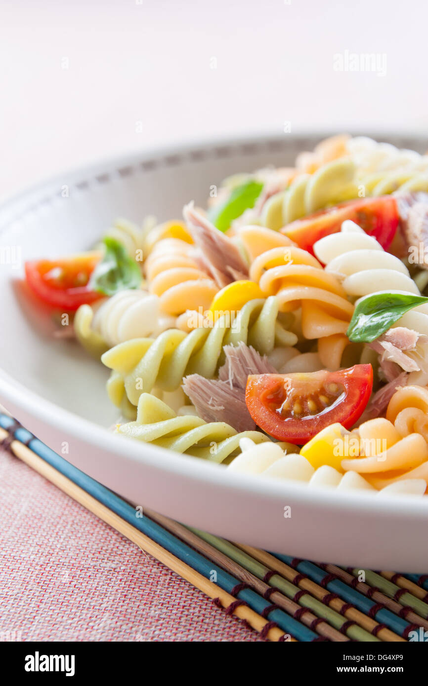 Insalata di pasta con tonno, pomodoro, il mais dolce e basilico Foto Stock