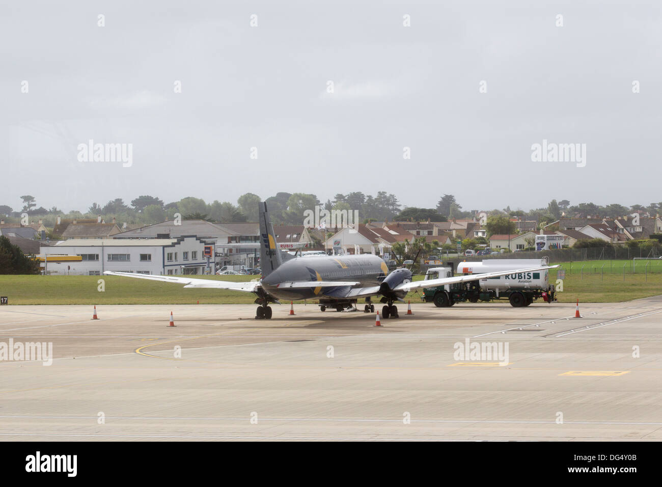 West Air Europa prop piano & Rubis aviazione autocisterna di carburante Foto Stock