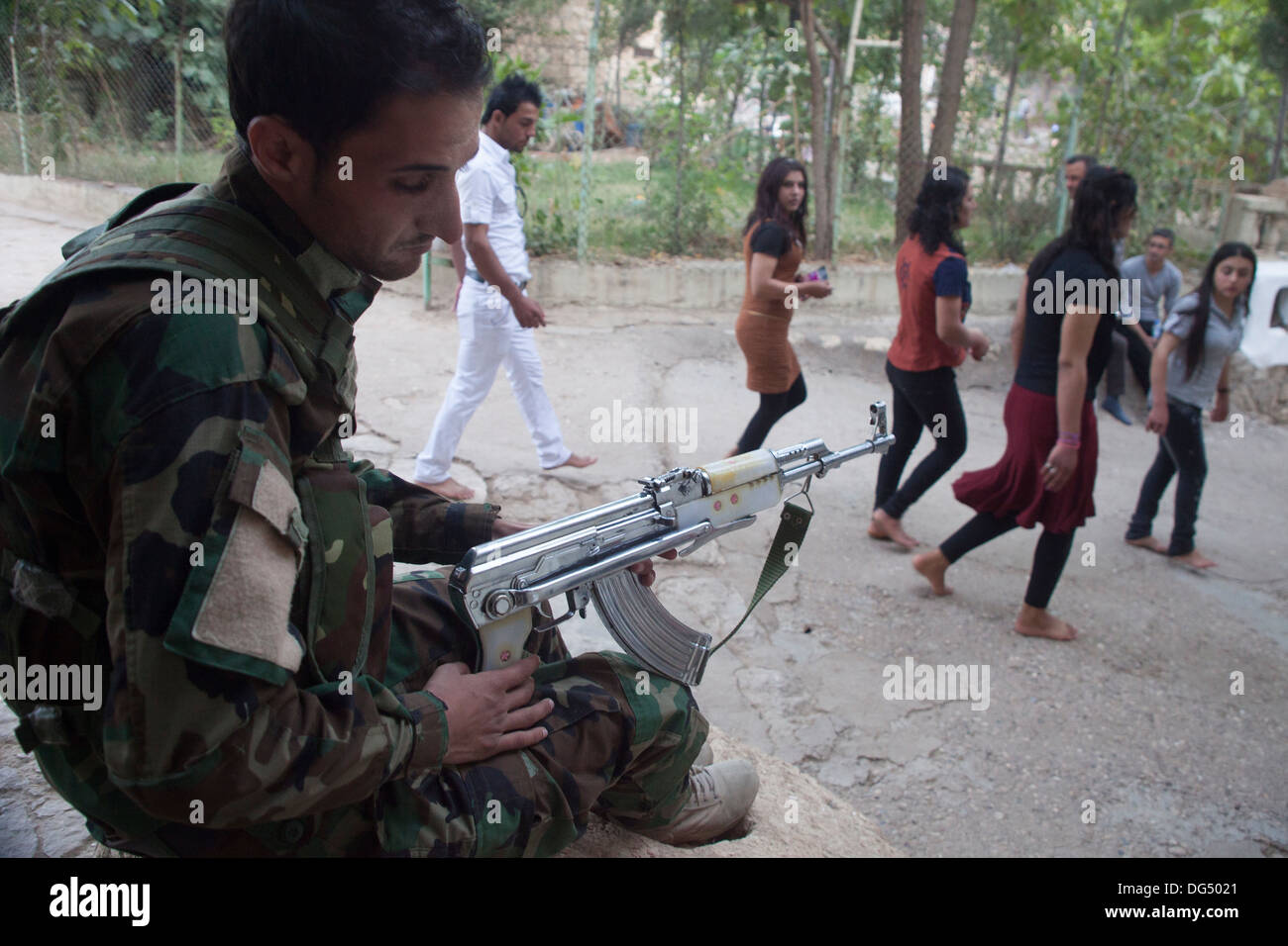 Lalish, yazidi città santa nel nord Iraq - La sicurezza è garantita da peshmerga: il soldato regolare di autonoma del Kurdistan iracheno Foto Stock