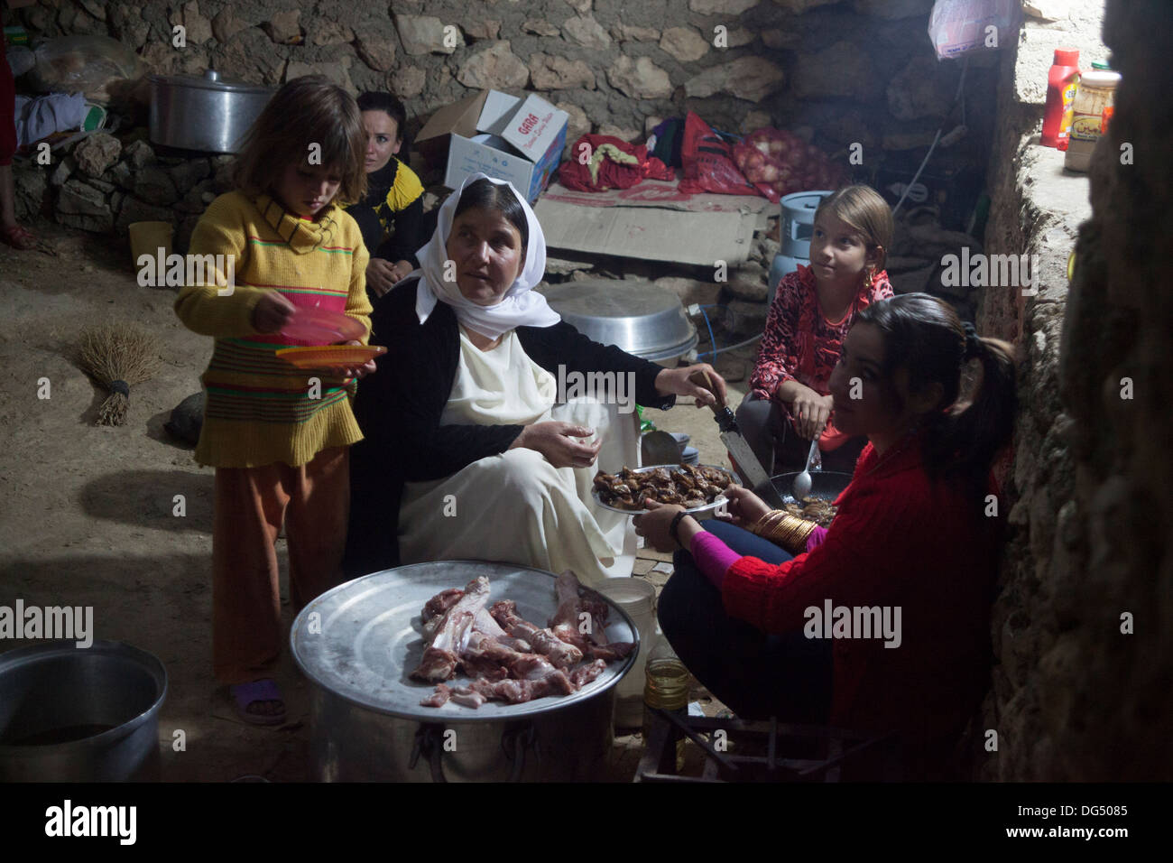 Lalish, yazidi città santa nel nord Iraq - donne prepara la cena in una cucina improvvisata Foto Stock