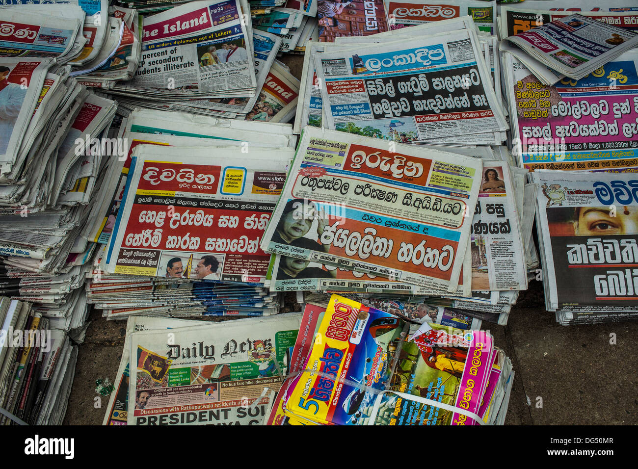 Pile di Hindi quotidiani presso un venditore ambulante in Sri Lanka Foto Stock