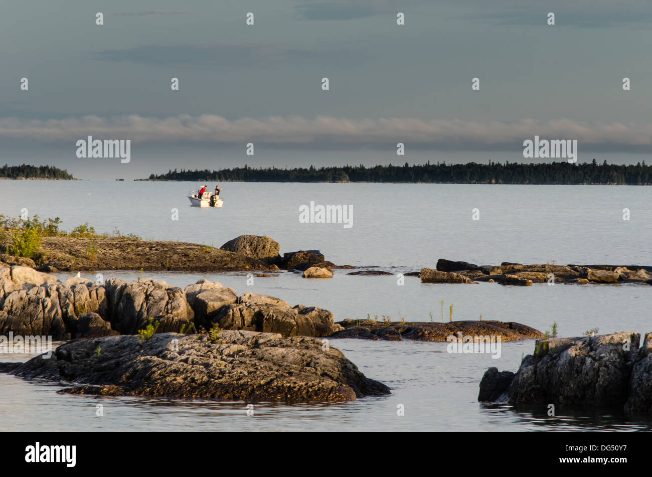 Una barca da pesca in Mermaid Cove a sunrise in Tobermory Ontario. Foto Stock