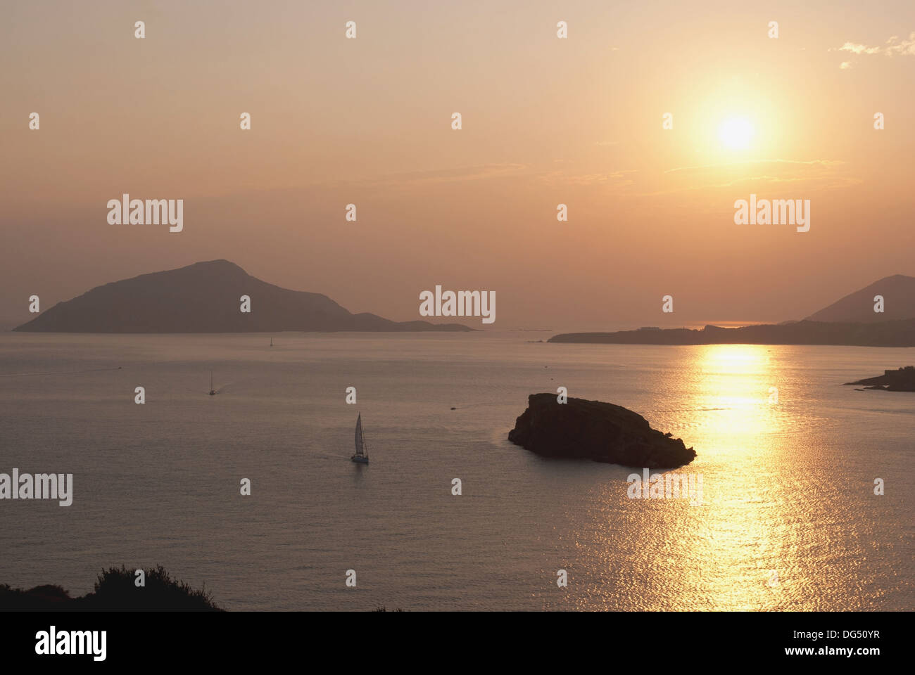 Magnifico tramonto sul Mare Egeo a Capo Sounion. La Grecia. Foto Stock