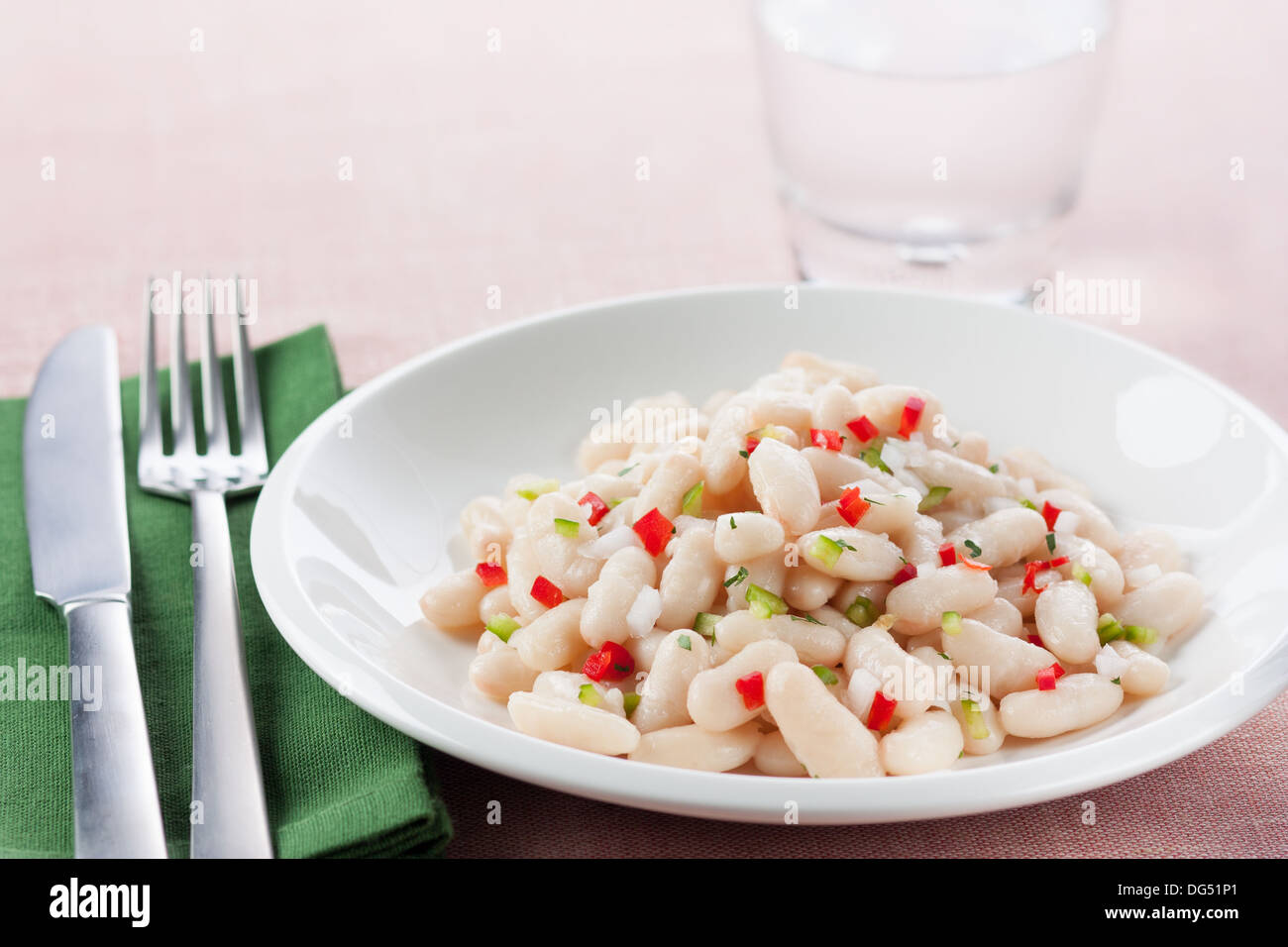 Insalata di fagioli con peperone rosso e cipolla Foto Stock