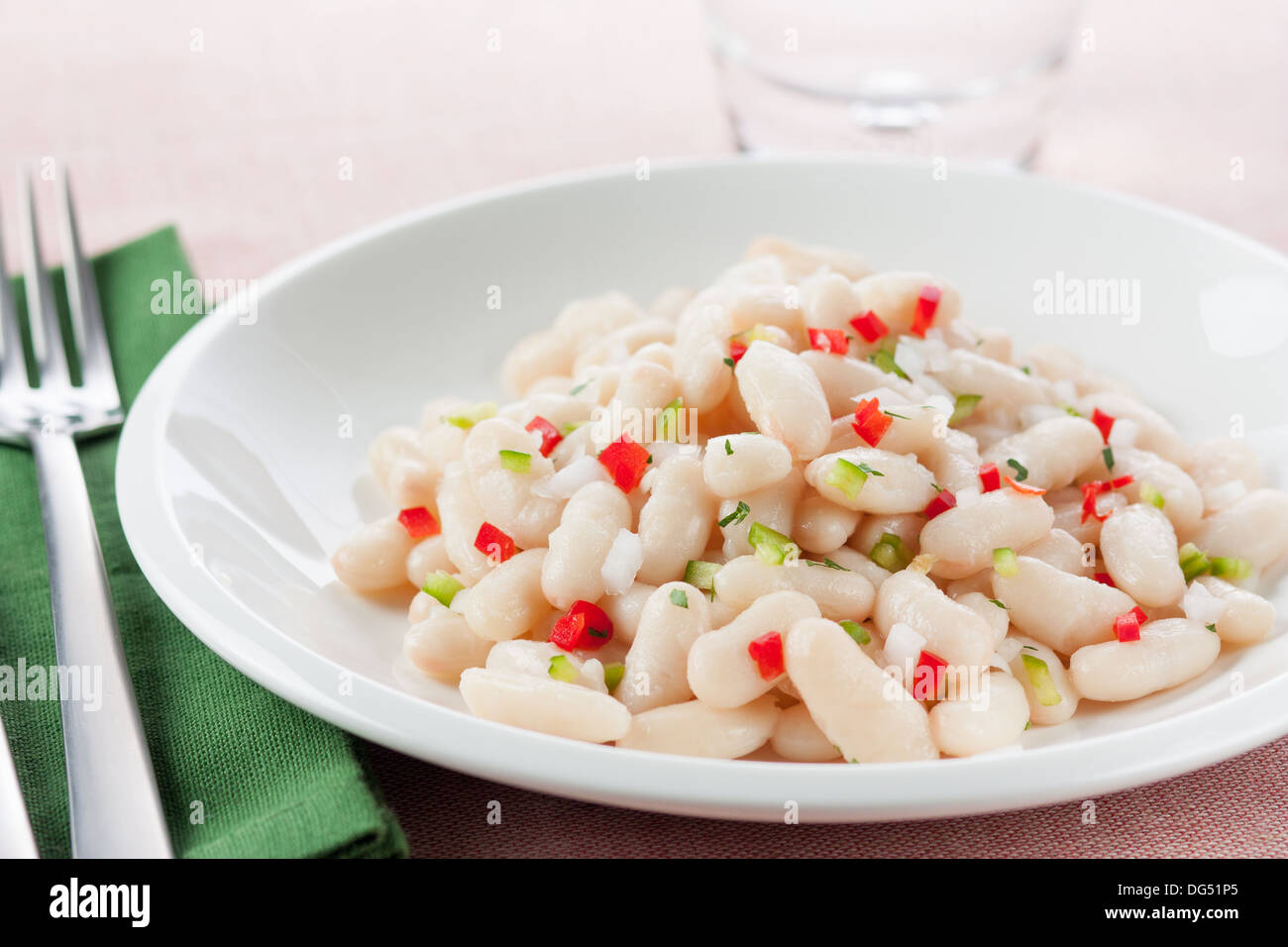 Insalata di fagioli con peperone rosso e cipolla Foto Stock